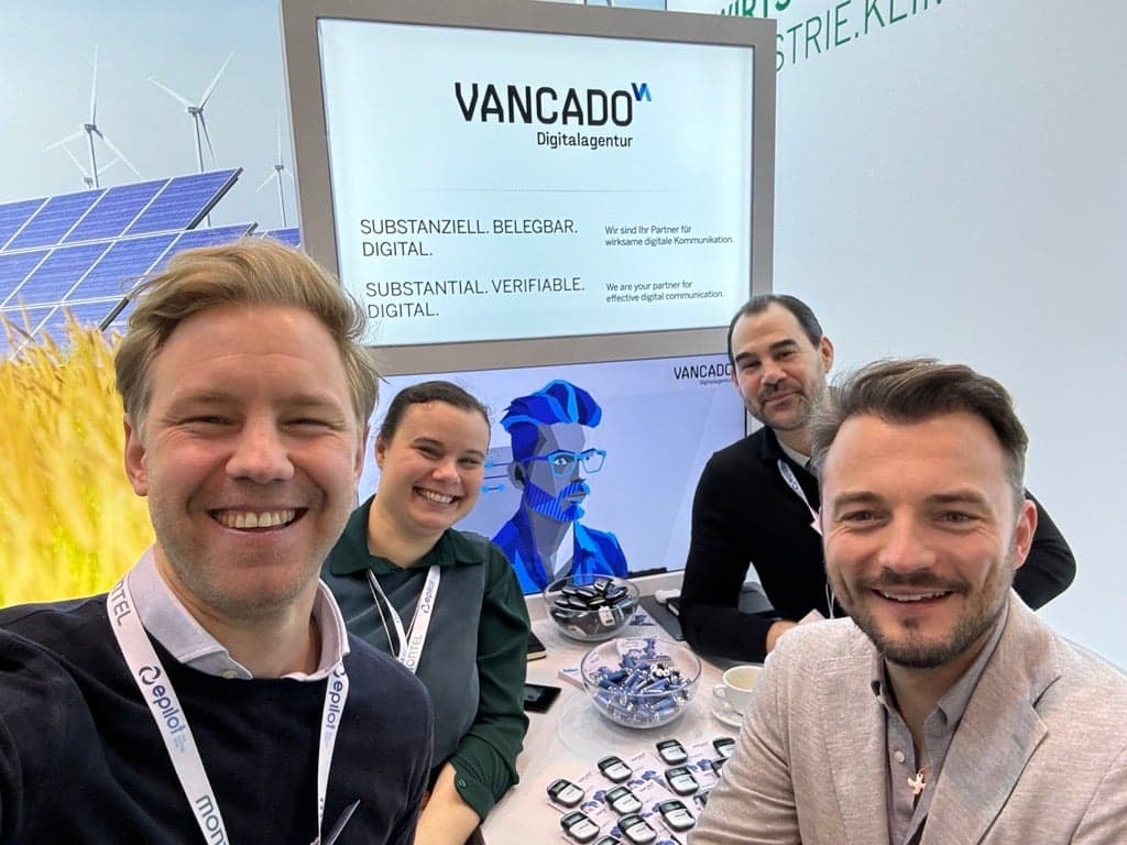 VANCADO-Team auf der Messe — vier Kolleg:innen vor dem Vancado-Stand
