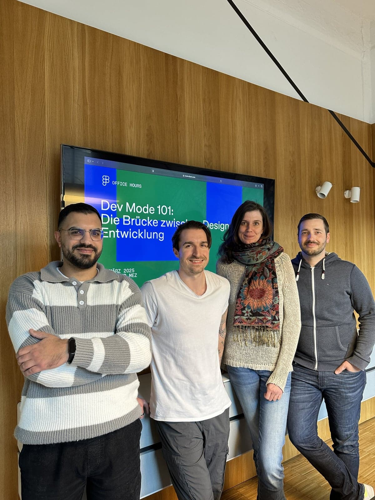 Vier VANCADO-Kolleg:innen vor einem Bildschirm einer internen Dev-Mode-Schulung
