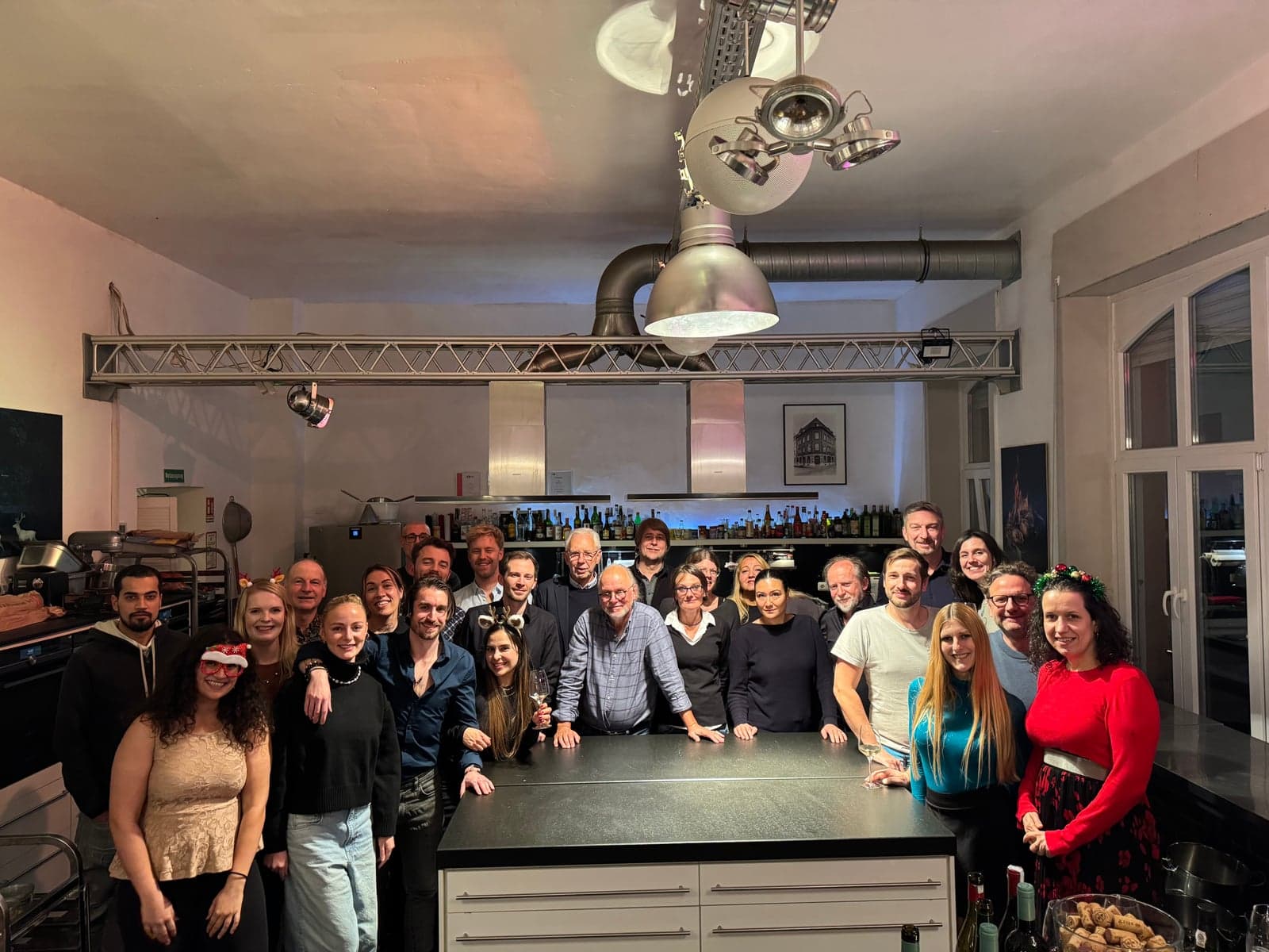 Großes Gruppenfoto des VANCADO-Teams bei einer Abendveranstaltung