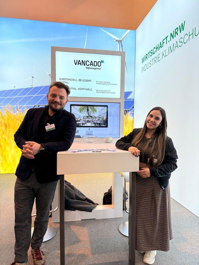 Camila und Philipp am VANCADO-Stand auf einer Fachmesse