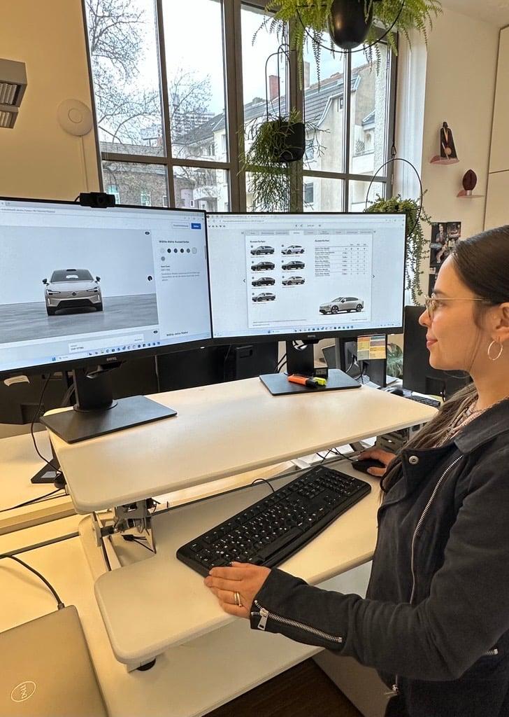Camila präsentiert den Volvo ES90 Konfigurator