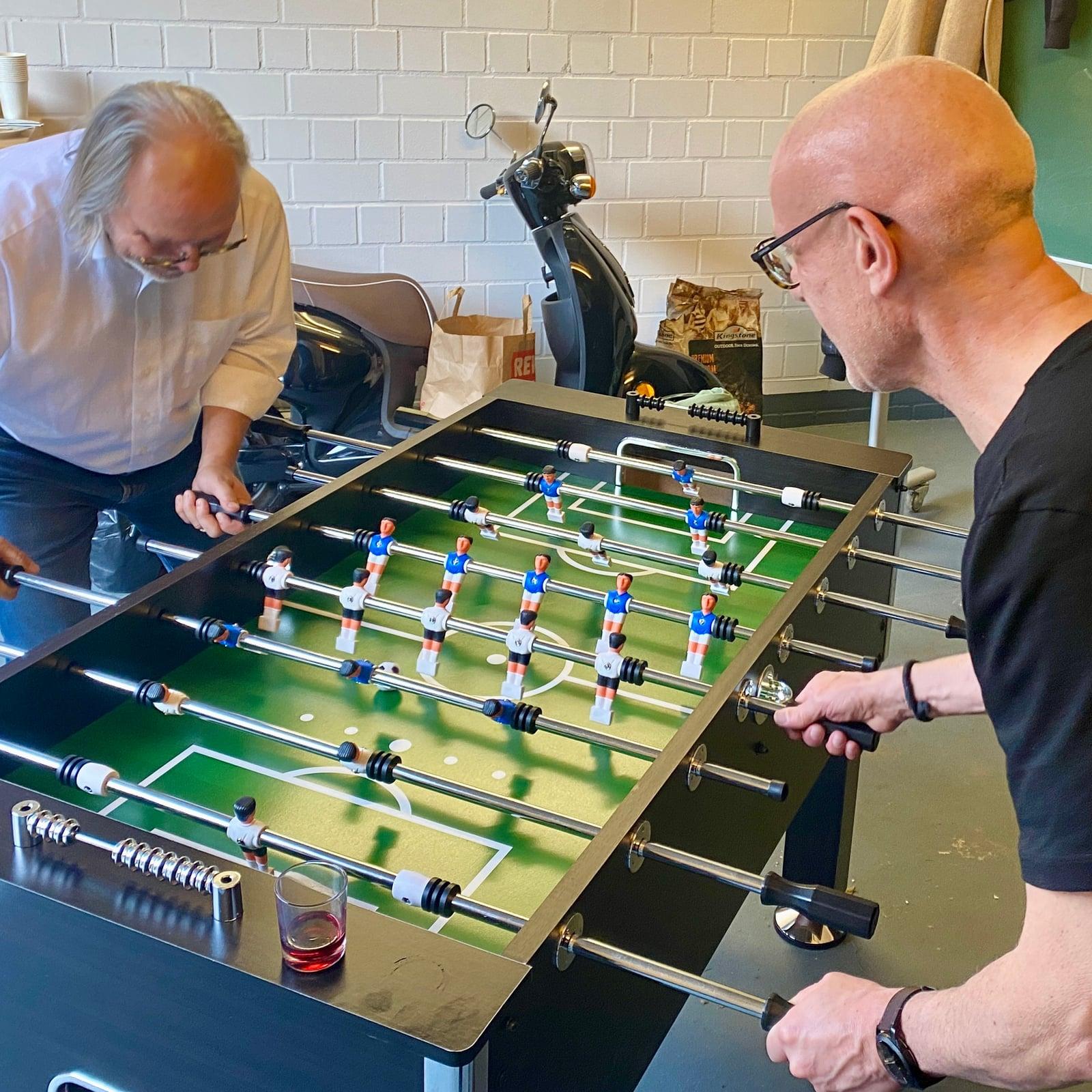 Michael und Heinz spielen Kicker im VANCADO-Studio